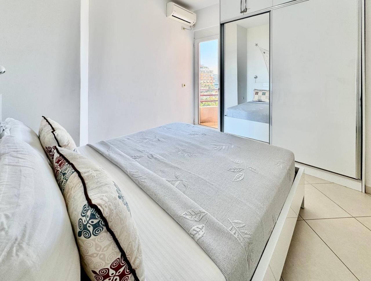 Del Mar Sea View Apartment Sarandë Esterno foto